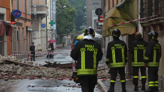 Vigili del fuoco al lavoro a Finale Emilia (Modena) dopo la scossa di terremoto, 20 maggio 2012. ANSA / PAOLO SALMOIRAGO