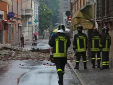 Vigili del fuoco al lavoro a Finale Emilia (Modena) dopo la scossa di terremoto, 20 maggio 2012. ANSA / PAOLO SALMOIRAGO