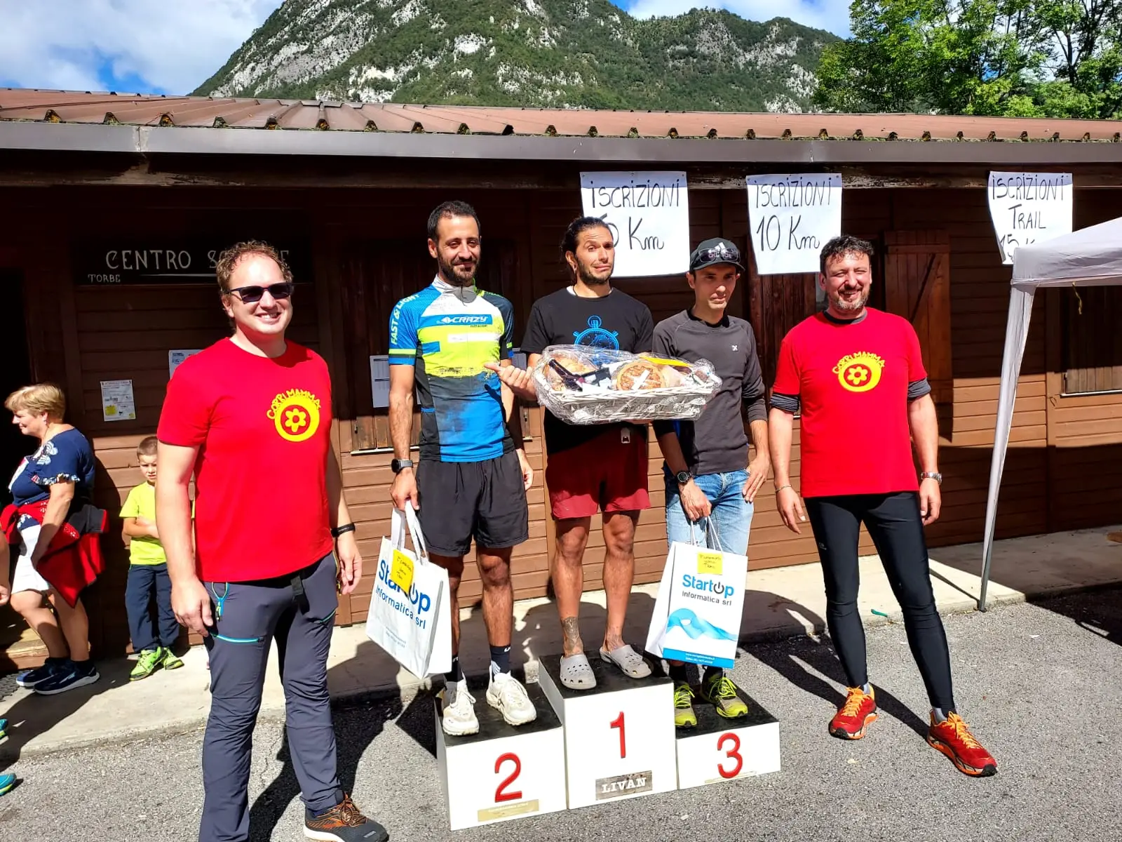 Igor De Fina ed Elena Andrich sono i più veloci nel trail da 15 km della “Corri mamma”, la non competitiva organizzata dal comitato genitori di Sospirolo. Tre i percorsi. Sul tracciato intermedio, da 10 km, i vincitori sono risultati Manuele Favrello (Cyril Frezza, in testa alla gara, ha sbagliato percorso) ed Erica Casanova. Sui 5 km vittorie per gli adulti Alberto Roccabella e Martina Balzan e per i ragazzini Gioele Finco e Camilla Zandegiacomo.