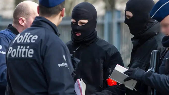 Brussels - 22 march 2016 Cordon de securite autour du site de l'attentat dans la station de metro Maelbeek Ocam adapte le niveau de securite a 4. Credit: JMQuinet/Reporters Reporters / QUINET LaPresse Only italy Bruxelles sotto attacco: kamikaze in aeroporto e bombe nel metrÃ²