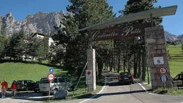 L’ingresso dell’ospedale Codivilla, a Cortina