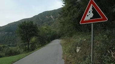 La strada che porta a Canal è minacciata dalle frane