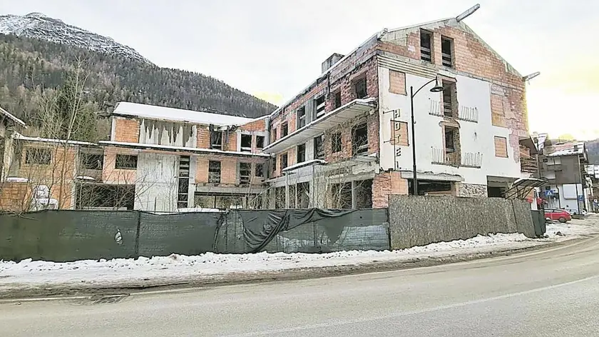 Il rudere dell'albergo all'ingresso dell'abitato di Zoldo