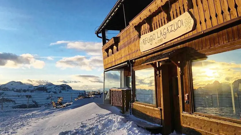 Una veduta del rifugio Lagazuoi, che riaprirà i battenti nel fine settimana