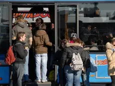 Belluno, 30 novembre 2007. interviste nel piazzale della dolomitibus sull'incidente che ha visto schiacciata una ragazza da un autobusIn migliaia salgono sui pullman in stazione Ragazzi sui mezzi di Dolomitibus. In alto Paolo Gamba