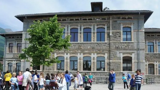 vigili del fuoco alle scuole di bolzano bellunese dopo la scossa di terremoto