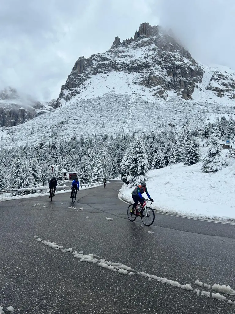 Crollo delle temperature e cime imbiancate nella notte tra venerdì e sabato 17 settembre. Le immagini dai rifugi, dal Sellaronda bike day, dal Cai e dagli appassionati