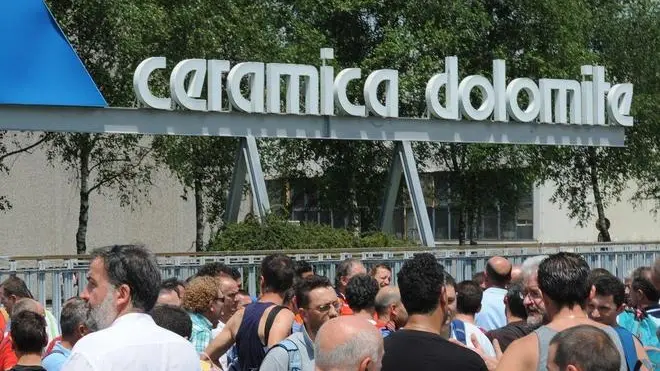 Trichiana; 2 luglio 2009. sciopero alla ceramica dolomite per la chiusura dell'aziendaI lavoratori protestano davanti allo stabilimento di Trichiana dell'Ideal Standard e sopra il presidio in piazza a Belluno
