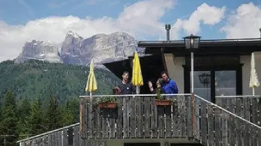 A sinistra il rifugio Tomè al Duran qui sopra una recente immagine di Soro Dorotei, a destra in Himalaya Sotto la parete della Moiazza dove è avvenuto il grave incidente