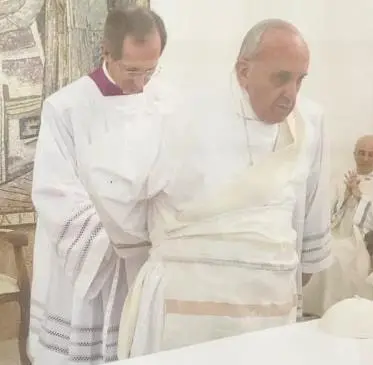 Papa Francesco durante il rito della lavanda dei piedi