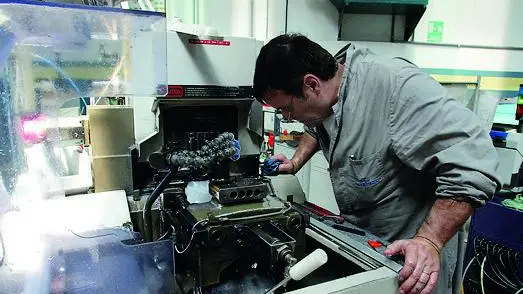 METALMECCANICI: 8 ORE DI SCIOPERO DAL 9 AL 16 GENNAIO+++ Un'immagine d'archivio (sett. 2005) che mostra un lavoratore metalmeccanico in una fabbrica di Bologna. I sindacati dei metalmeccanici hanno ..proclamato questa sera otto ore di sciopero dal 9 al 16 gennaio a sostegno della vertenza per il rinnovo contrattuale della categoria. GIORGIO BENVENUTI/ANSA-ARCHIVIO/ji