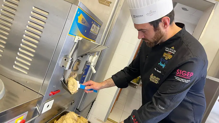 Il gelatiere Marco Reato all'opera nel suo laboratorio di Feltre