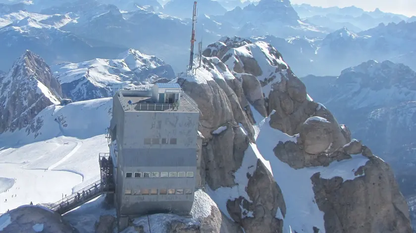 Veduta del ''balcone '' sul tetto delle Dolomiti, 19 luglio 2011. La terrazza realizzata a 3.265 metri di quota sulla stazione d'arrivo della funivia a Punta Rocca. ANSA / UFFICIO STAMPA MARMOLADA +++NO SALES - EDITORIAL USE ONLY+++