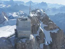 Veduta del ''balcone '' sul tetto delle Dolomiti, 19 luglio 2011. La terrazza realizzata a 3.265 metri di quota sulla stazione d'arrivo della funivia a Punta Rocca. ANSA / UFFICIO STAMPA MARMOLADA +++NO SALES - EDITORIAL USE ONLY+++