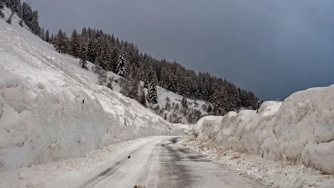 MURI DI NEVE OLTRE I 3 M LUNGO LA STRADA DEL PASSO GIAU