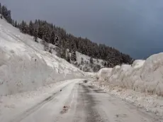 MURI DI NEVE OLTRE I 3 M LUNGO LA STRADA DEL PASSO GIAU