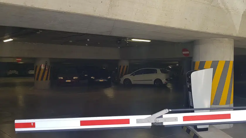 La sbarra all’uscita del parcheggio Metropolis in stazione