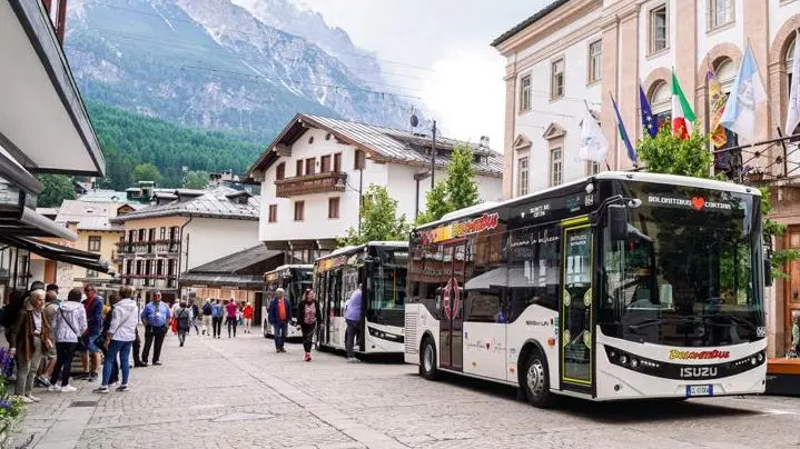 I nuovi mezzi personalizzati per Cortina parcheggiati in corso Italia per la presentazione e la benedizione