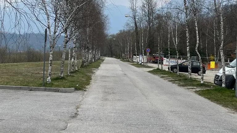 Uno dei parcheggi al Lago di Santa Croce