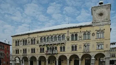 Il palazzo della Prefettura. A destra Carbogno