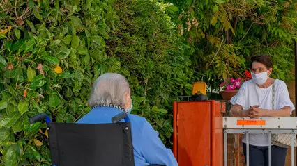 Monselice (PD), 28 maggio 2020. Riapertura delle visite dei parenti al Centro Servizi Anziani di Monselice. Nella Foto: una signora visita una parente ospite al Centro Servizi con le disposizioni di sicurezza