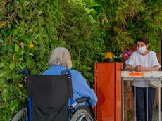 Monselice (PD), 28 maggio 2020. Riapertura delle visite dei parenti al Centro Servizi Anziani di Monselice. Nella Foto: una signora visita una parente ospite al Centro Servizi con le disposizioni di sicurezza