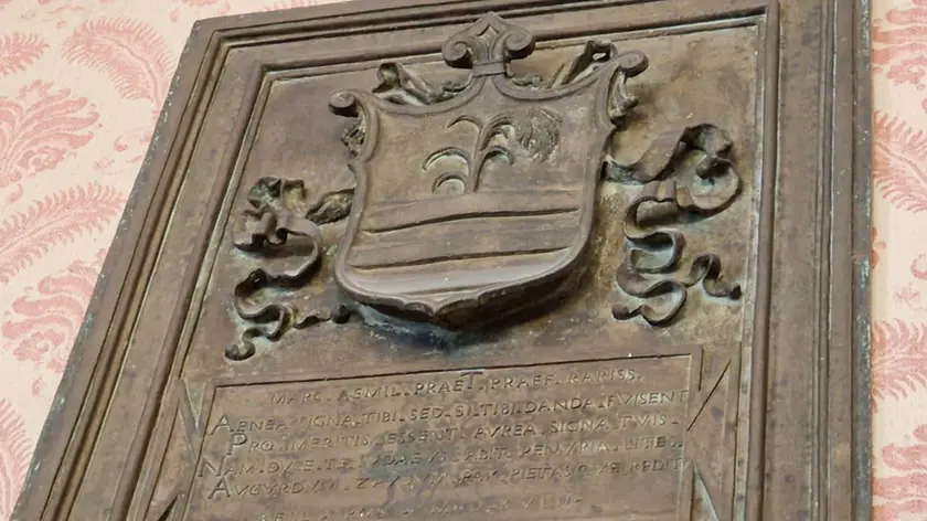 L'epigrafe del 1519 che celebra la cacciata degli ebrei e dei tedeschi da Zoldo e dall'Agordino: dal 1938 campeggia in sala Giunta a Belluno