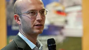 Il sindaco Franceschi e il municipio di Cortina; qui a fianco, lo stadio Olimpico, causa principale del “buco” perenne della Gis
