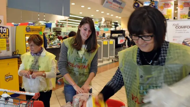 La raccolta alimentare fuori dai supermercati bellunesi. I volontari presso l'Emisfero