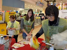 La raccolta alimentare fuori dai supermercati bellunesi. I volontari presso l'Emisfero