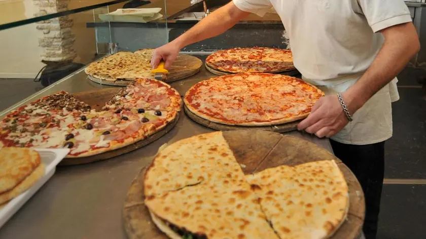 Pizze preparate in una pizzeria di Roma in una foto d'archivio del 20 marzo 2010. ANSA / FRANCO SILVI