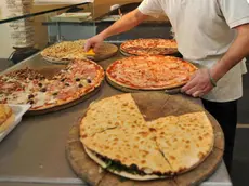 Pizze preparate in una pizzeria di Roma in una foto d'archivio del 20 marzo 2010. ANSA / FRANCO SILVI