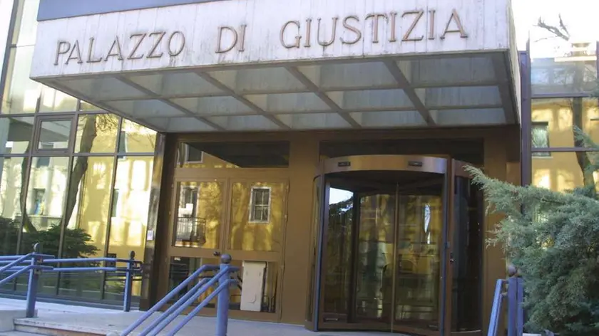 In tribunale a Belluno si e' concluso il primo grado del processo all'ex promotore finanziario trevigiano accusato di truffa ai danni di una quarantina di risparmiatori