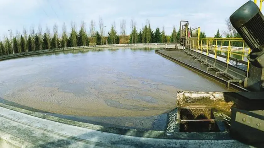 Una immagine di acqua. Mai nella storia degli ultimi decenni si era tanto parlato di acqua, nel mondo e in Italia. Per il recente referendum 26 milioni di italiani sono andati alle urne e l'intero mondo dei media si è mobilitato. Una attenzione che i gestori dell'acqua - il 95 per cento dei quali é associato a Federutility - avevano previsto e per questo avevano organizzato un Festival dell'Acqua che avrebbe dovuto svolgersi a giugno e che invece è stato spostato a settembre proprio per non intralciare le procedure referendarie. Nell' organizzazione con Federutility figurano anche Iren - la multiutility che gestisce i servizi idrici in tre regioni - e il Comune di Genova, città ospitante della prima edizione. Il Festival verrà presentato domani e si svolgerà dal 4 al 10 settembre, affrontando l'elemento acqua da tutte le angolazioni: tecnologia, filosofia, religione, geopolitica, legalità dando la parola a, tra gli altri, Javier Solana, Emanuele Severino, Giulio Giorello, Piero Grasso, Patrizio Roversi. Il Festival non terminerà con la chiusura dei battenti ma proseguirà con una "Staffetta dell'Acqua" che avrà luogo in 12 città italiane. C'é un'idea, un'ipotesi che fa da sfondo all'iniziativa: che da Genova, Città dei Diritti, venga lanciata una campagna per il recepimento nella Dichiarazione dei Diritti dell'Uomo, di un nuovo articolo che garantisca l'accesso all'acqua come diritto inalienabile. ANSA