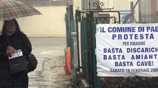 PAESE 16/02/06 STRISCIONE BASTA DISCARICHE DI FRONTE MUNICIPIO STRISCIONE DI FRONTE MUNICIPIO PAESE