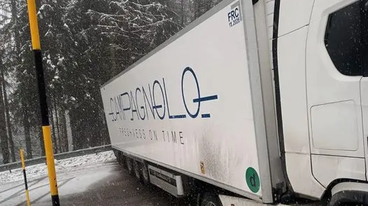 Il camion intraversato sul San Pellegrino (Foto Veneto Strade)