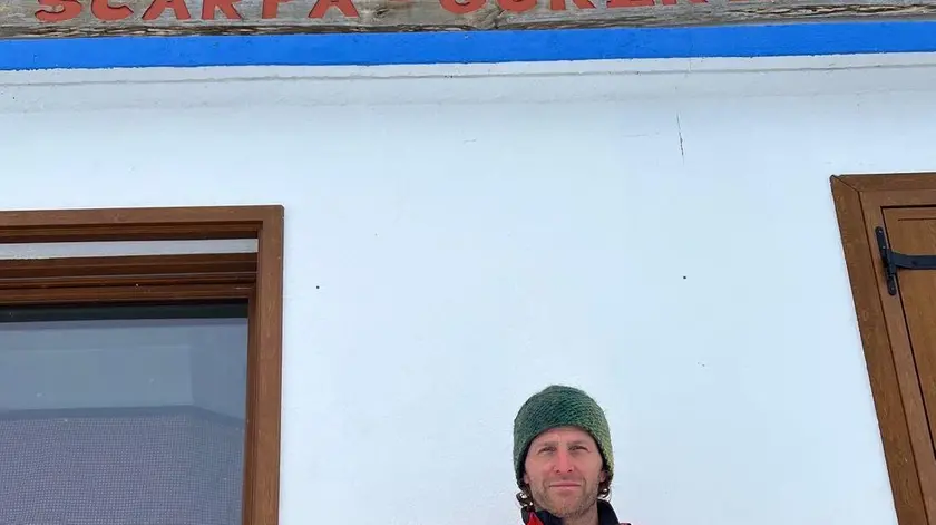 Alessandro Marinello davanti al rifugio Scarpa - Gurekian del Cai di Agordo