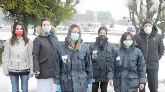 Il direttore del Dipartimento di Prevenzione dell’Ulss 1 Dolomiti, Sandro Cinquetti (l’ultimo di destra) con personale del team vaccinale