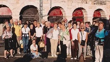Il gruppo dei membri dell’Auser di Agordo durante un momento di festa
