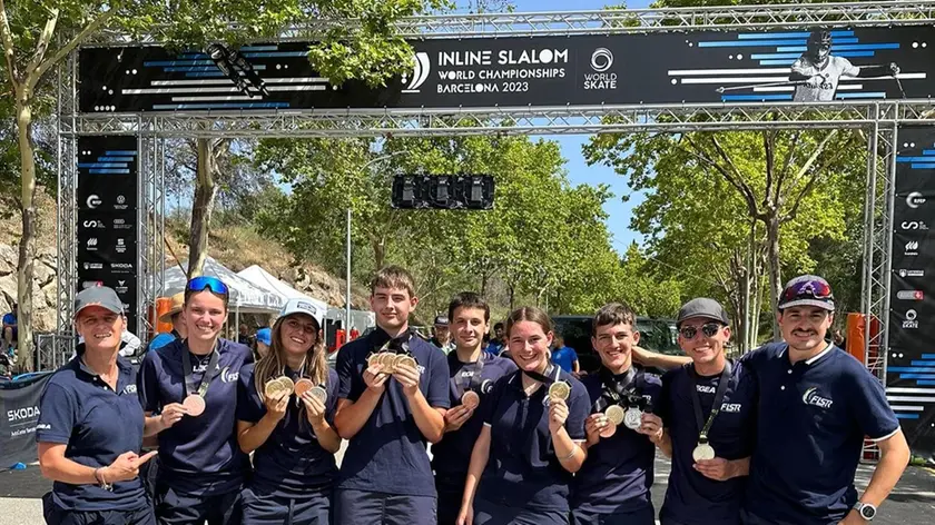 Riccardo Giacomel (primo da destra) con la squadra azzurra a Barcellona