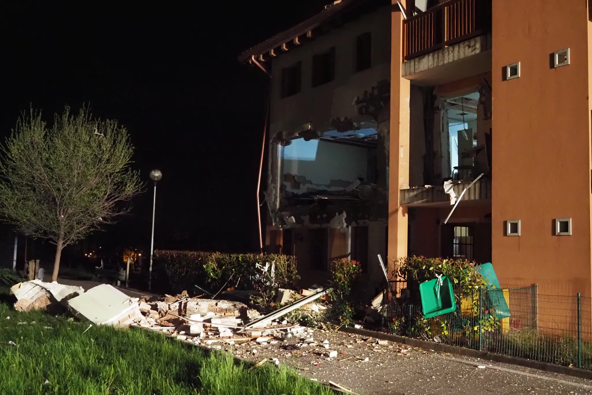 Le macerie della facciata demolita dall'esplosione nel condominio di via Rio a Farra di Feltre