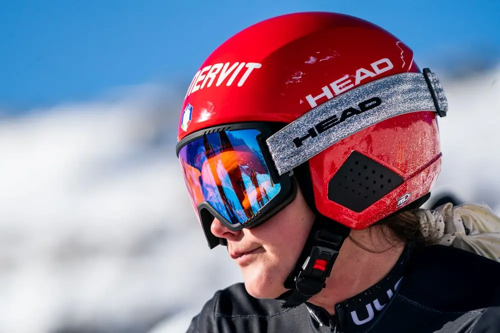 Ben due turni di allenamento in vista dei prossimi Mondiali di Courchevel mercoledì mattina 1 febbraio in Val di Fassa su LaVolata, Ski Area San Pellegrino, ormai riconosciuta come pista top della velocità mondiale. Allenamento prima di discesa alle prime luci dell’alba per le atlete norvegesi (Mowinckel e Kajsa Vickhoff Lie), insieme a loro le nostre Nadia e Nicol Delago e le statunitensi Breezy Johnson e Isabella Wright. A seguire, dopo la ritracciatura a cura dello staff tecnico italiano (presenti Gianluca Rulfi e Giovanni Feltrin), si sono presentate al cancelletto di partenza del tracciato di superG, Sofia Goggia, Mikaela Shiffrin e Alice Robinson. Una folla di fan appassionati ha atteso ad ogni giro queste tre regine dello sci alpino, che saranno sicuramente tra le protagoniste dei prossimi Campionati Mondiali nelle rispettive discipline. Grande entusiasmo come sempre per Sofia Goggia e anche per la regina incontrastata Mikaela Shiffrin. Giovedì continuano gli allenamenti sulle piste azzurre della Val di Fassa, con alcune velociste sempre su LaVolata, mentre altre atlete si alleneranno di gigante e speciale allo Ski Stadium a Pozza di Fassa. Foto di Ralf Brunel.