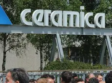 Trichiana; 2 luglio 2009. sciopero alla ceramica dolomite per la chiusura dell'aziendaI lavoratori protestano davanti allo stabilimento di Trichiana dell'Ideal Standard e sopra il presidio in piazza a Belluno