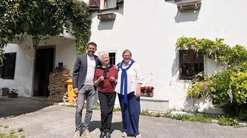 Padrin e Serenella Bogana con una delle proprietario del meublè