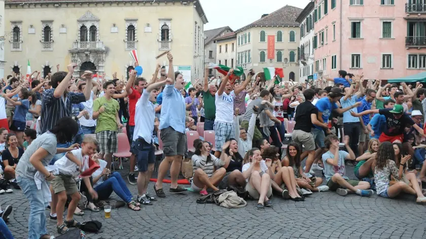 I bellunesi in piazza davanti al maxi schermo nel 2012