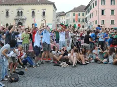 I bellunesi in piazza davanti al maxi schermo nel 2012