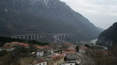 Una visione della vallata con i piloni dell’autostrada