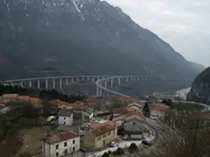 Una visione della vallata con i piloni dell’autostrada