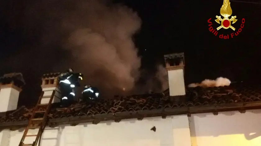 I vigili del fuoco al lavoro per lo spegnimento dell'incendio (foto cortesia vigili del fuoco)