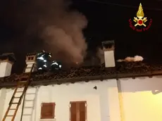 I vigili del fuoco al lavoro per lo spegnimento dell'incendio (foto cortesia vigili del fuoco)